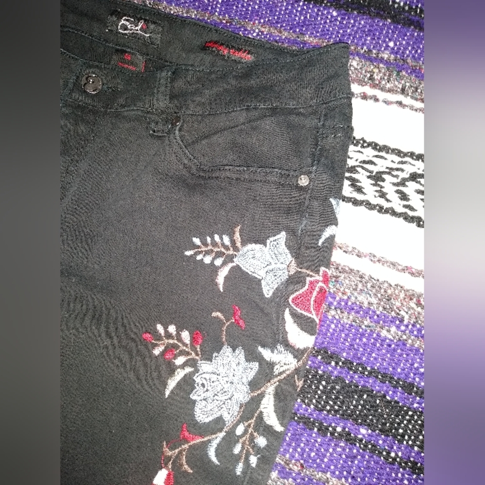 Earl Jeans Black Cropped Jeans with Floral Embroidery - Picture 3 of 5